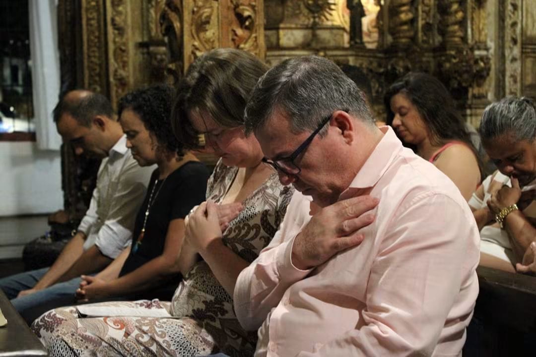 Comunidade reunida em oração na Igreja Matriz